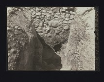 Tomb 524, Greek wall and shaft viewed from dromos