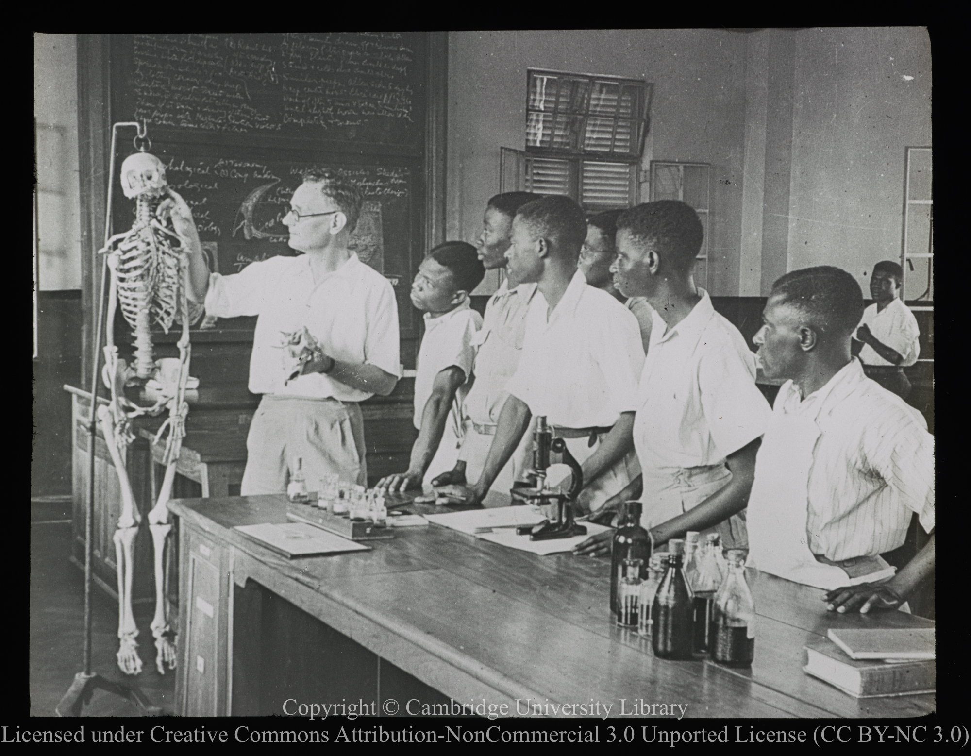 Anatomy lesson in the zoology laboratory at Achimota College, Gold Coast [Ghana], 1900 - 1947