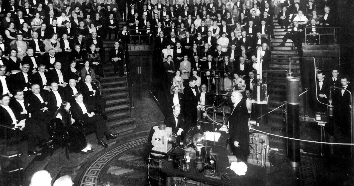 Cavendish Laboratory : Rutherford lecturing at Royal Institution in 1934
